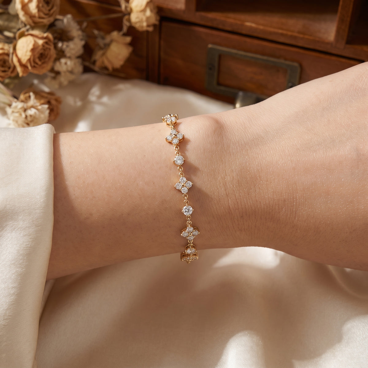 Luxury Radiance Round Diamond Floral Fashion Bracelet