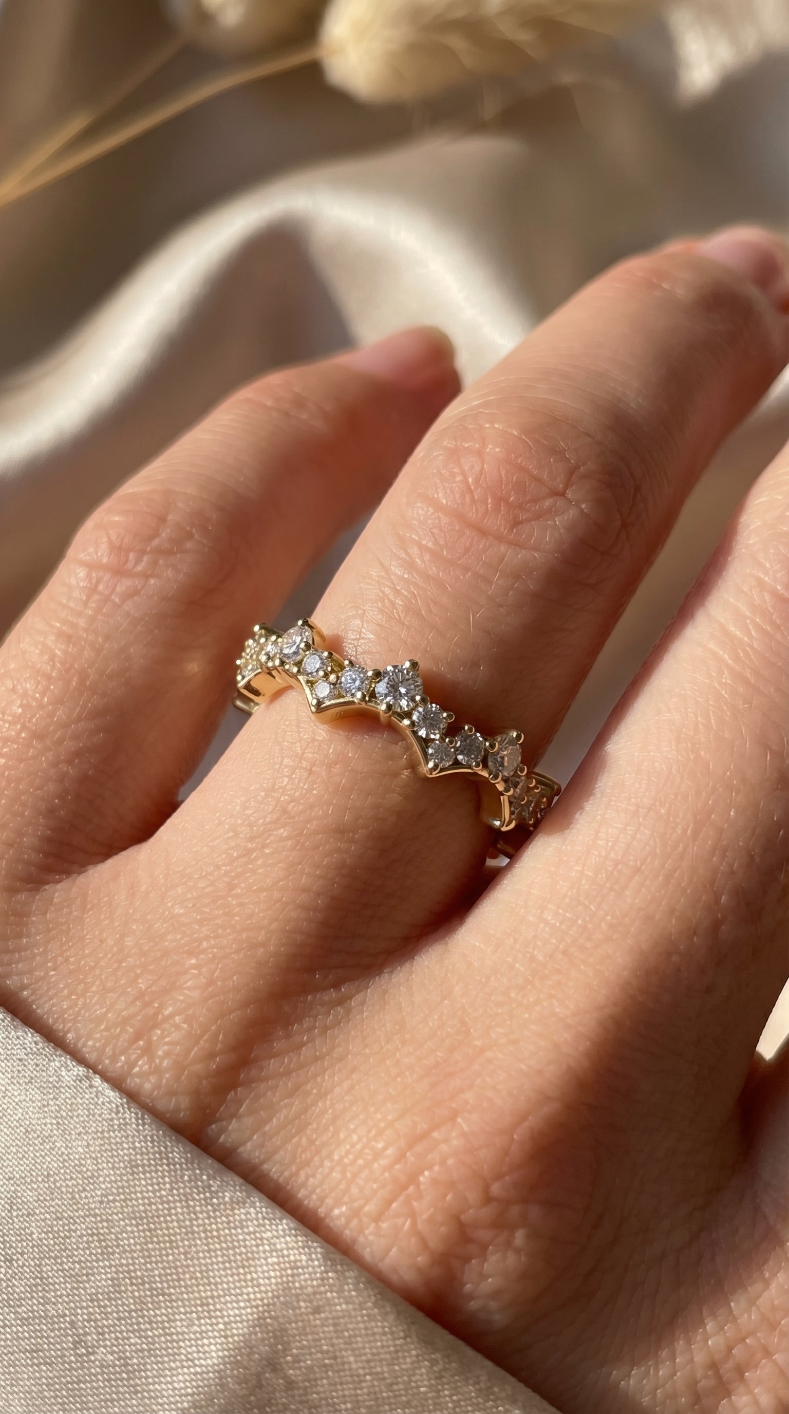 Round Diamond Curved Design Band