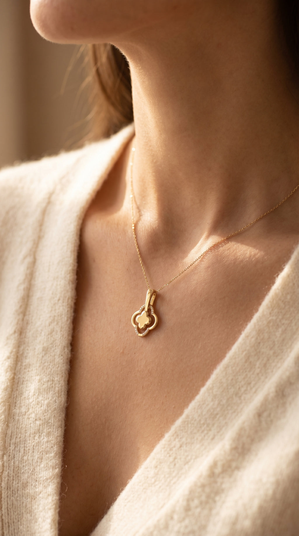 Round Diamond Elegant Clover Bloom Pendant Necklace
