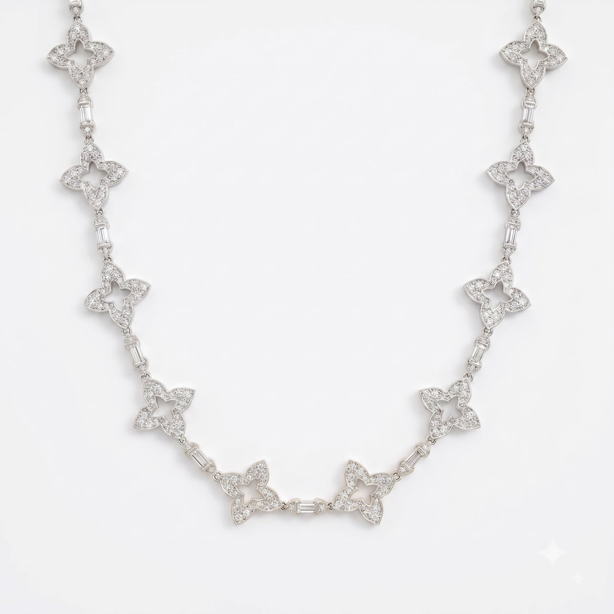 Éclat Clover Design Round Diamond Fashion Necklace