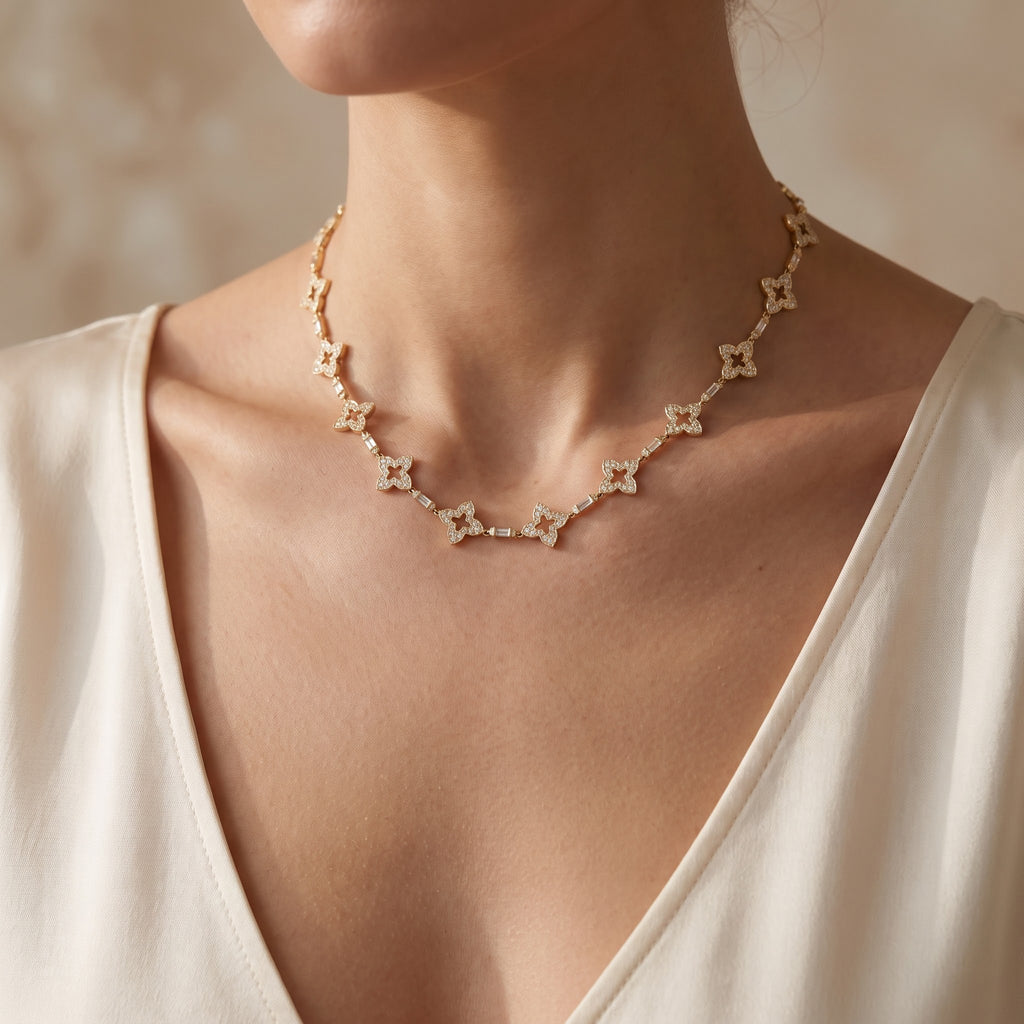 Éclat Clover Design Round Diamond Fashion Necklace