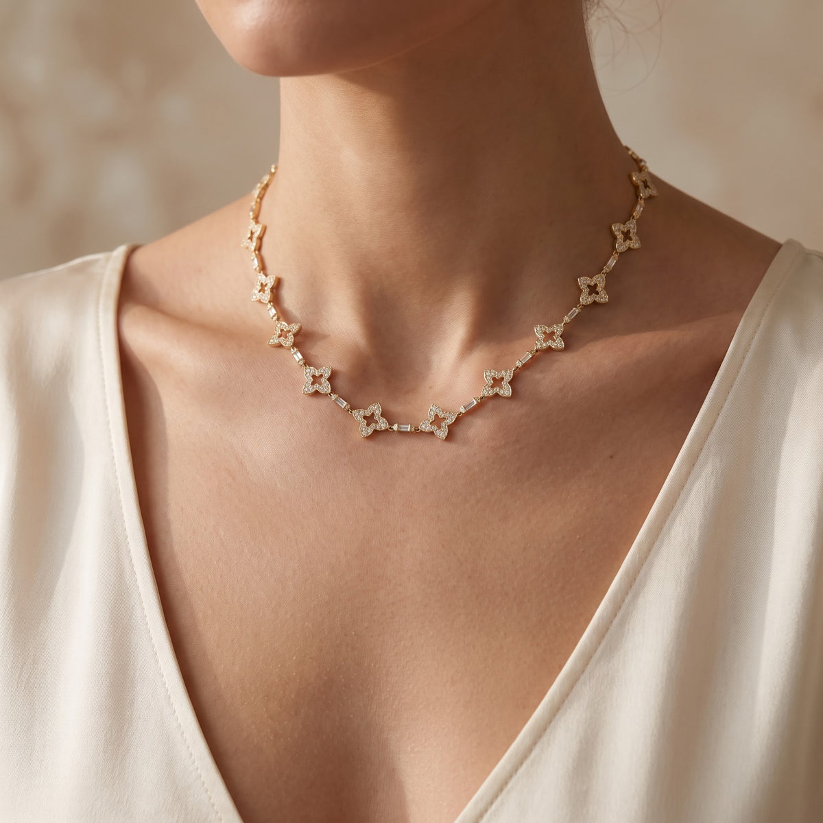 Éclat Clover Design Round Diamond Fashion Necklace