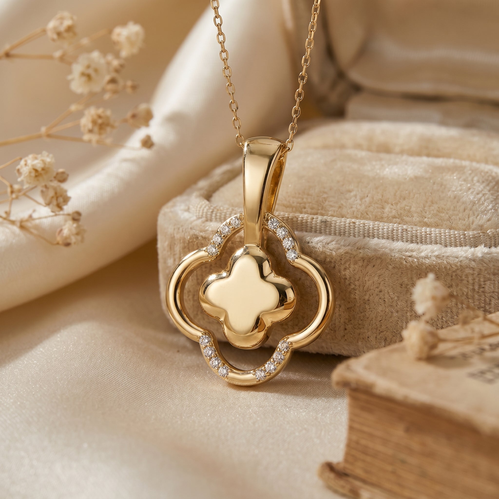 Round Diamond Elegant Clover Bloom Pendant Necklace